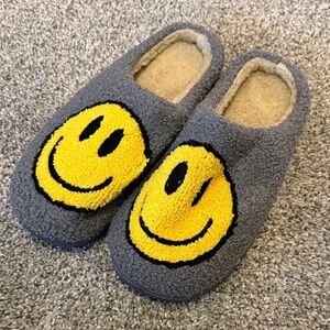NWOT Gray Smiley Face Slippers